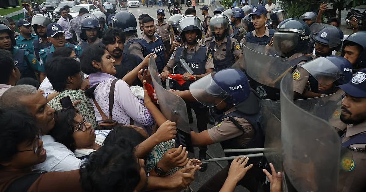 এনসিটি ডিপি ওয়ার্ল্ডের কাছে হস্তান্তরে রাজধানীতে বিক্ষোভ, পুলিশ লাঠিচার্জ