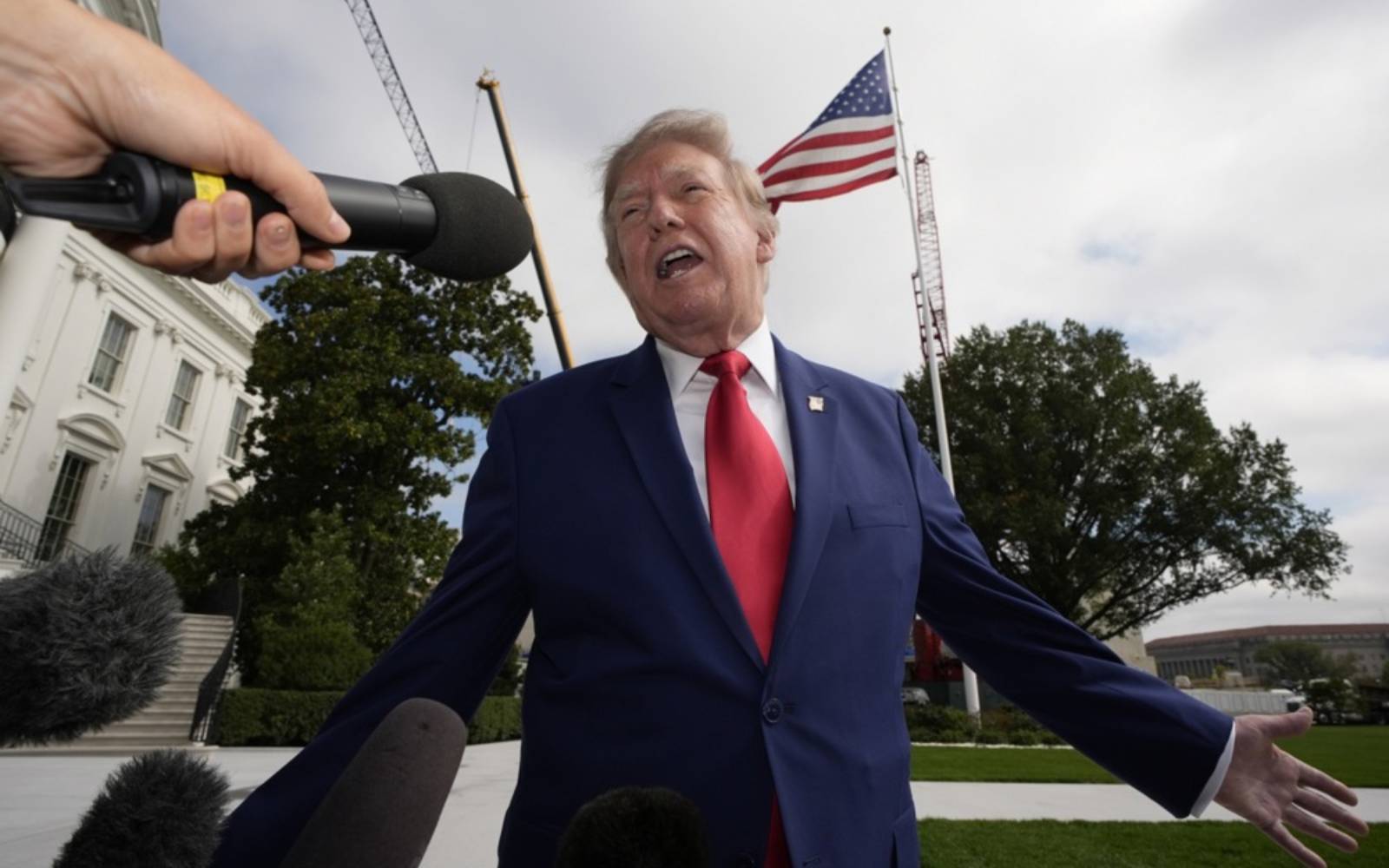 Trump Manfaatkan Pergolakan Perancis untuk Kempen Politik