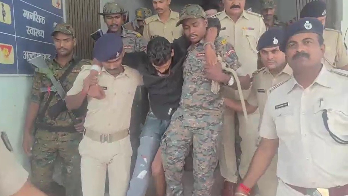 नंदन यादव को कंधे पर टांगकर कोर्ट लाई पुलिस, भारी सुरक्षा में पेशी