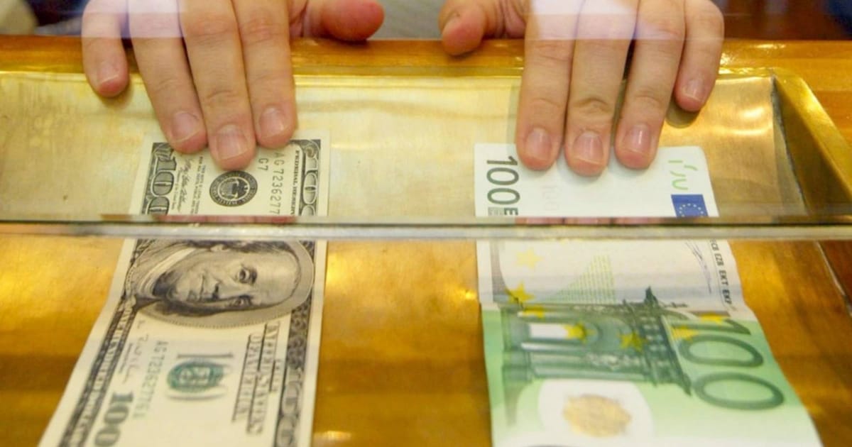 US Dollar Surges to 17-Month Peak as Global Bond Markets Tumble