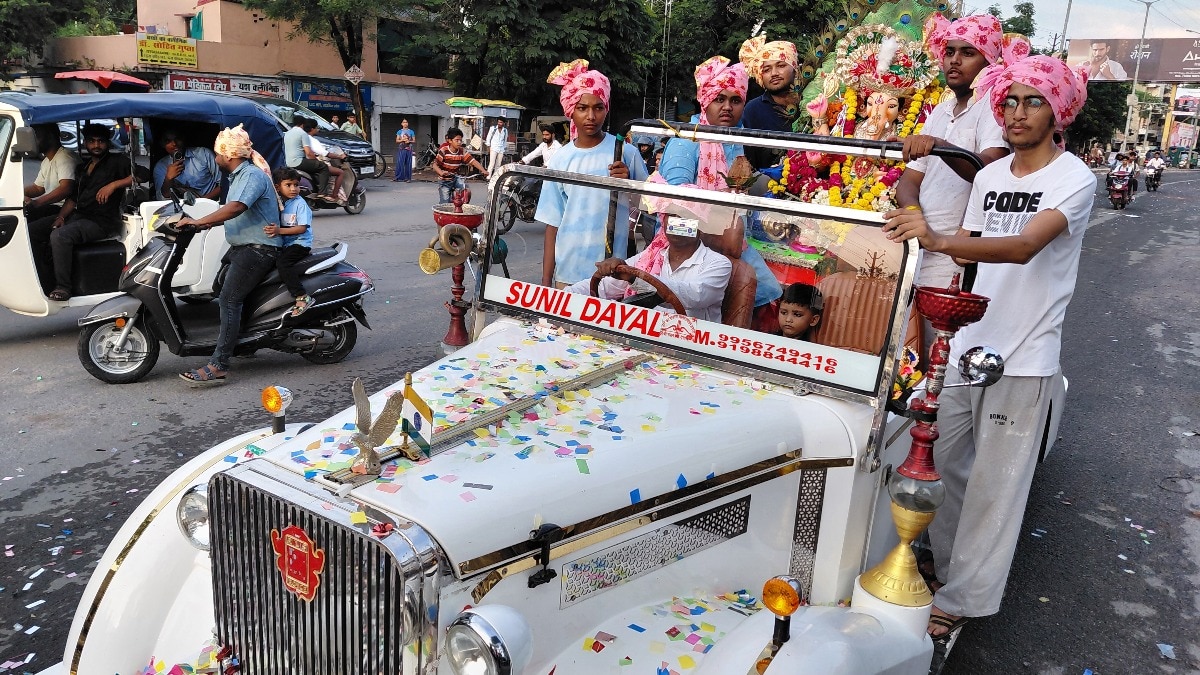 Ganesh Visarjan procession in Jhansi goes royal with Rolls-Royce debut