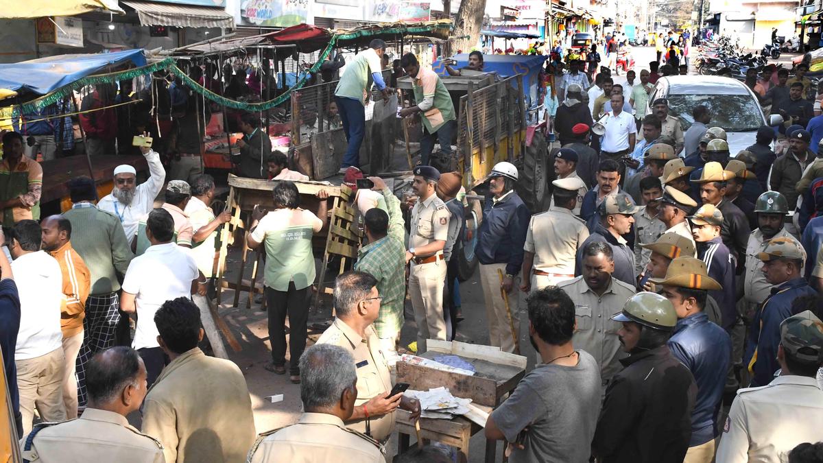 Dharwad traders demand crackdown on street vendors, illegal encroachments