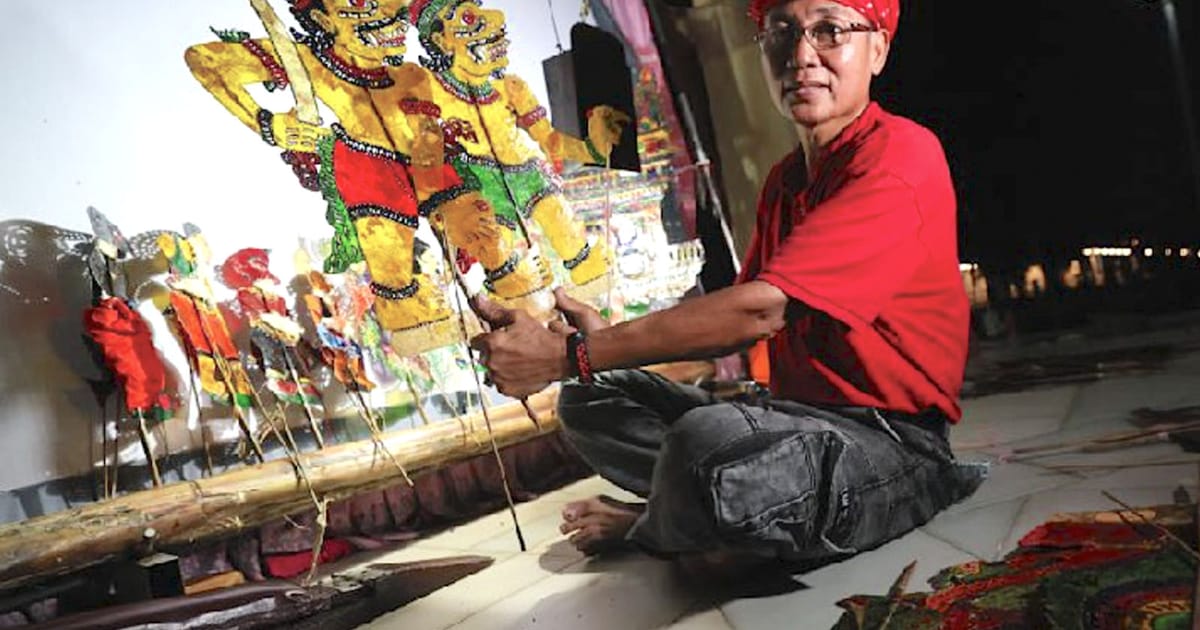 Keluarga Peranakan Pertahankan Warisan Wayang Kulit untuk Generasi Muda