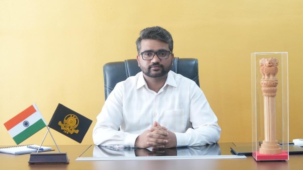 गुंटूर आयुक्त ने इंजीनियरों को तीन दिन में सभी गड्ढे भरने का आदेश दिया