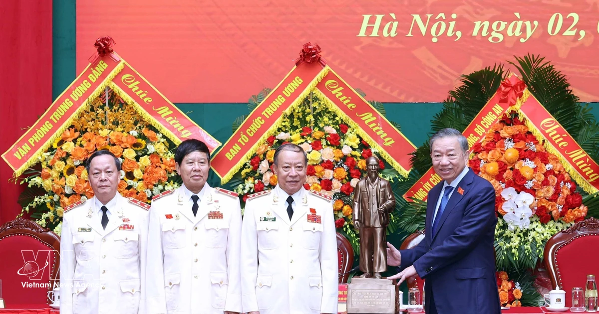 Vietnam's top leader urges former police officers to strengthen national security