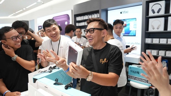 Vietnamese consumers flock to buy Apple's new red Pro iPhone despite price surge