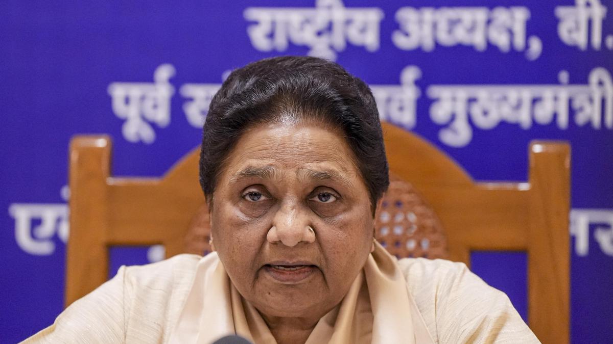 हिजाब विवाद पर मायावती: संकीर्ण राजनीति से बचें