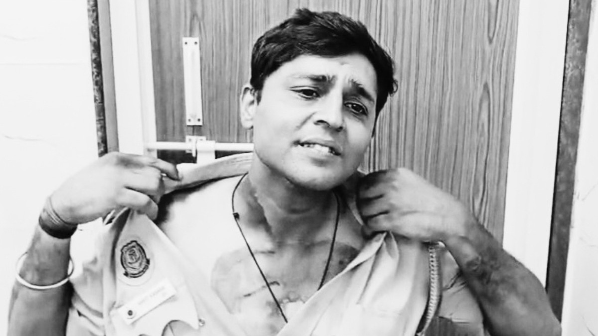 दिल्ली में प्रदर्शन के दौरान पुलिस कांस्टेबल पर भीड़ का हमला