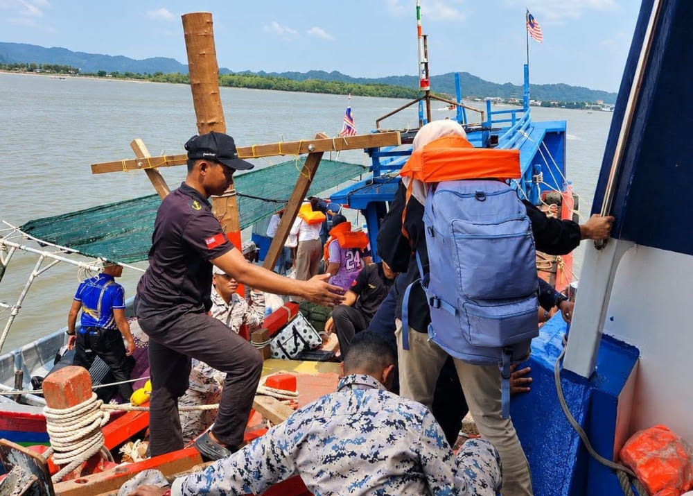 Feri Express Bahagia 98 kandas di laut Kuala Perlis, semua 251 penumpang selamat