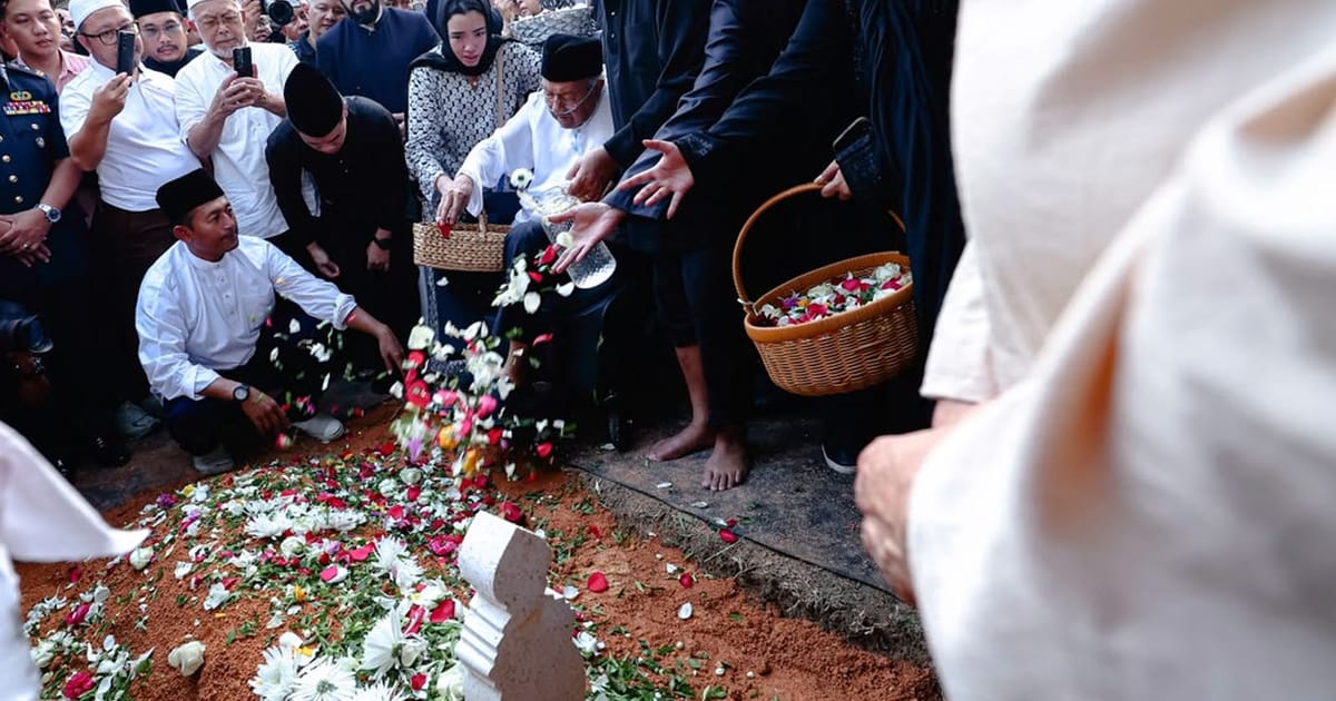 Datin Seri Dr Hasmah Ali Dimakamkan dengan Upacara Negara di Pusara Negara