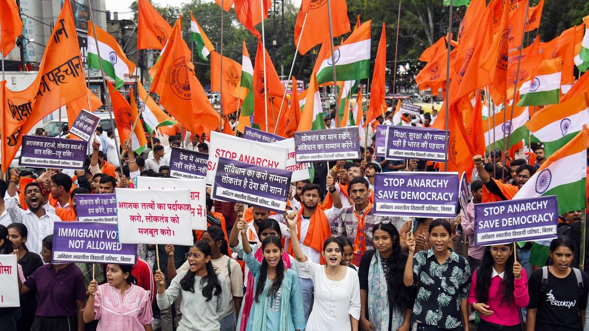 पटना में ABVP का 'लोकतंत्र बचाओ' मार्च, संवैधानिक संस्थाओं पर दबाव की आलोचना