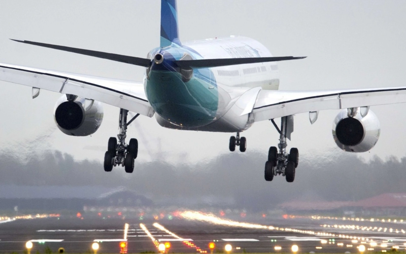 Angin Kuat Paksa Amsterdam Batalkan Puluhan Penerbangan