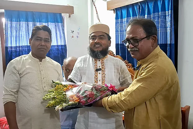 পরাজিত জামায়াত প্রার্থীর বাড়ি মির্জা ফয়সালের সৌজন্য পরিদর্শন