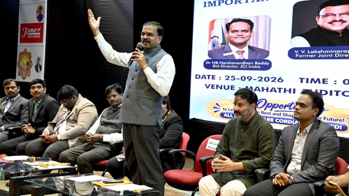 छात्रों को राजनेताओं और फिल्मी सितारों से आगे देखना चाहिए: पूर्व पुलिस अधिकारी