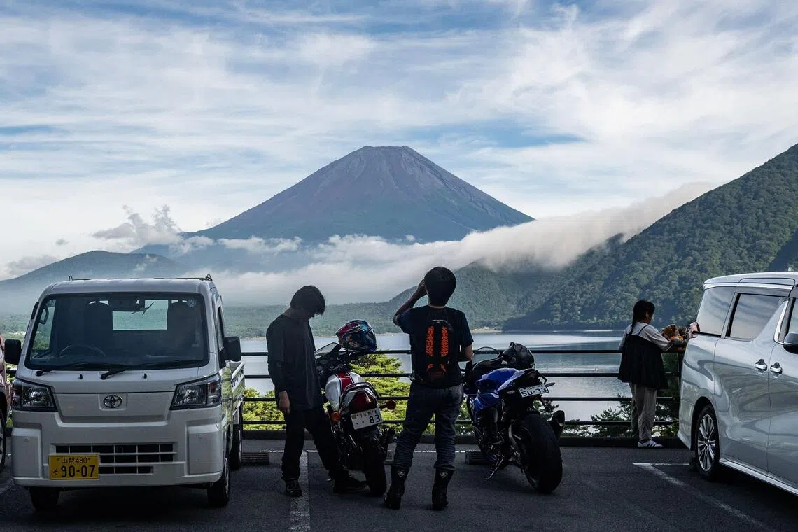 Yamanashi Prefecture plans helicopter rescue charges for Mount Fuji