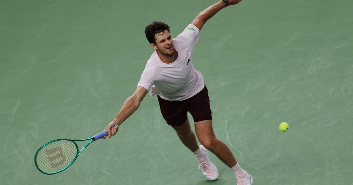 Hurkacz upsets Djokovic at Shanghai Masters to advance