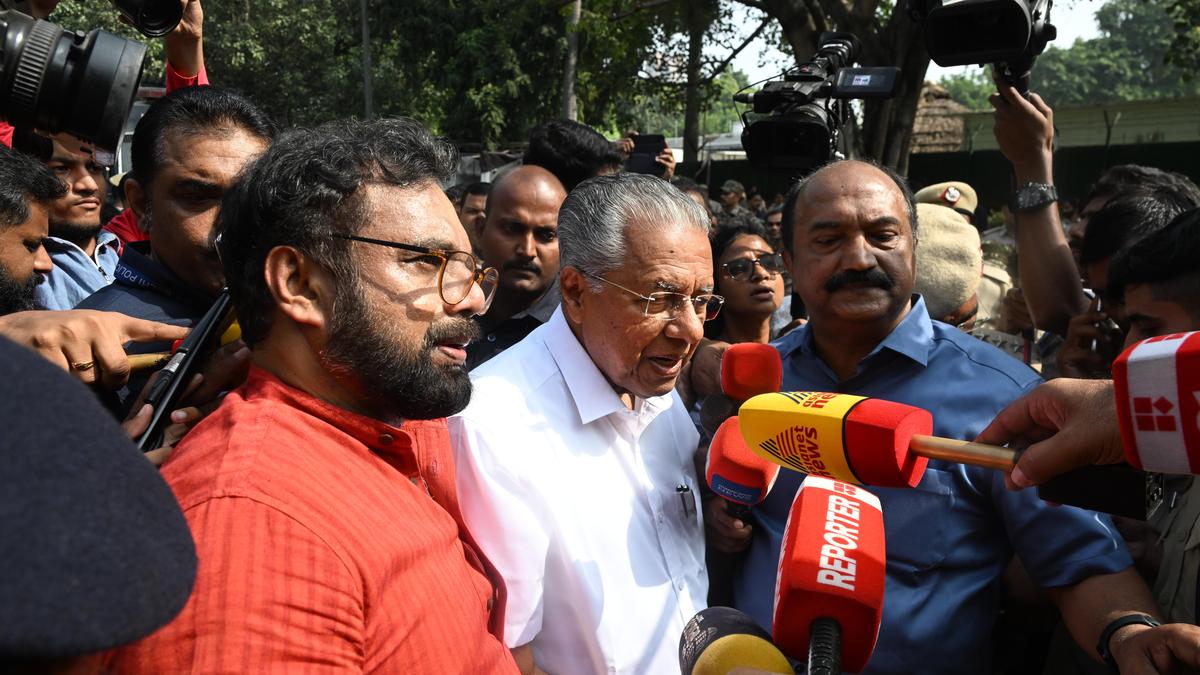 Supreme Court Overturns Kerala HC Order in CMRL Case, Pauses FIR Probe