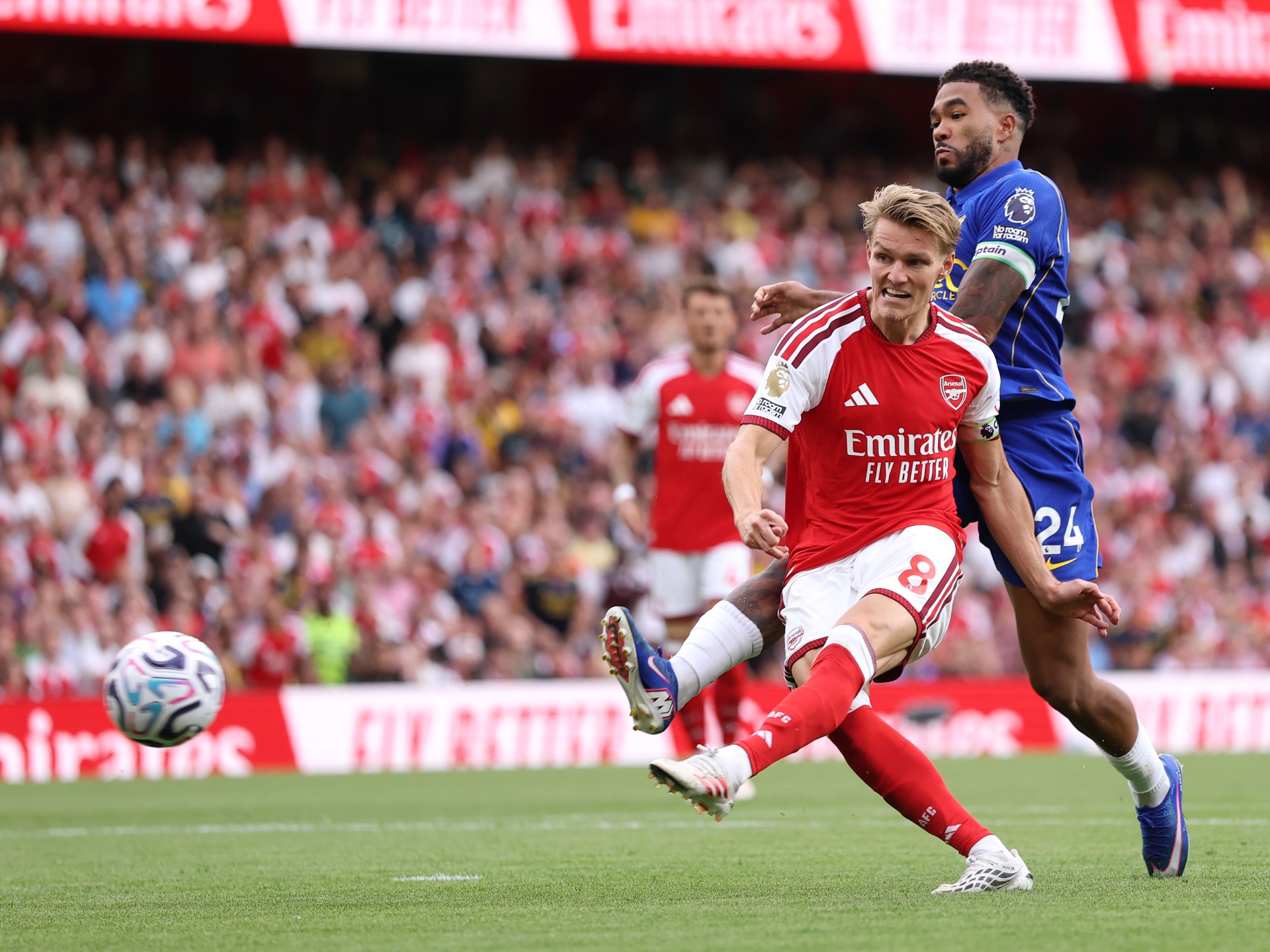 Arsenal rally from deficit to edge Chelsea, stay unbeaten