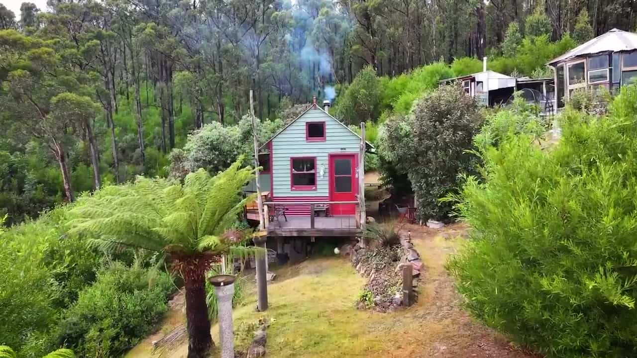 तस्मानिया में आग के बाद युवा कलाकार ने बनाया स्वावलंबी घर