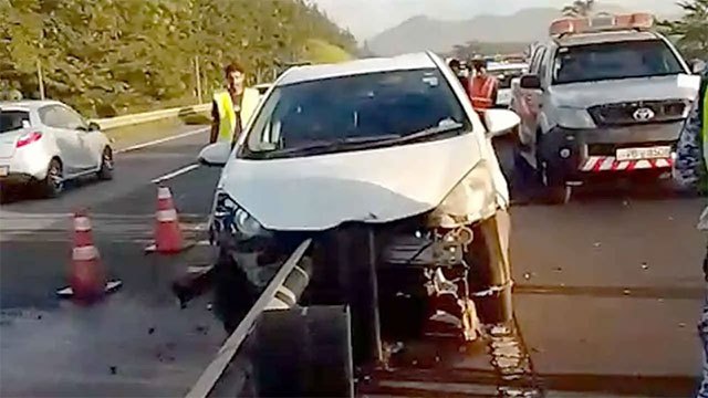 Vehicle collides with safety barrier on Southern Expressway