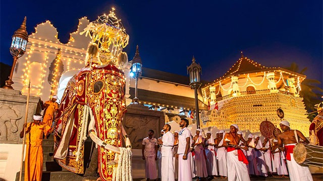 Kandyan streets light up as inaugural Randoli Perahera procession begins