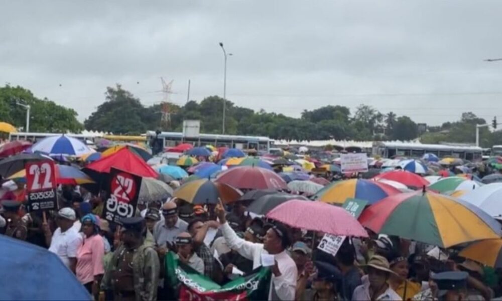 SJB protest triggers traffic snarls near Parliament in Battaramulla