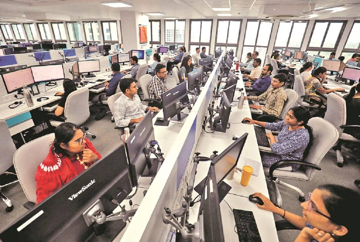 India's IT Sector Attracts Value Investors Betting on Transformation