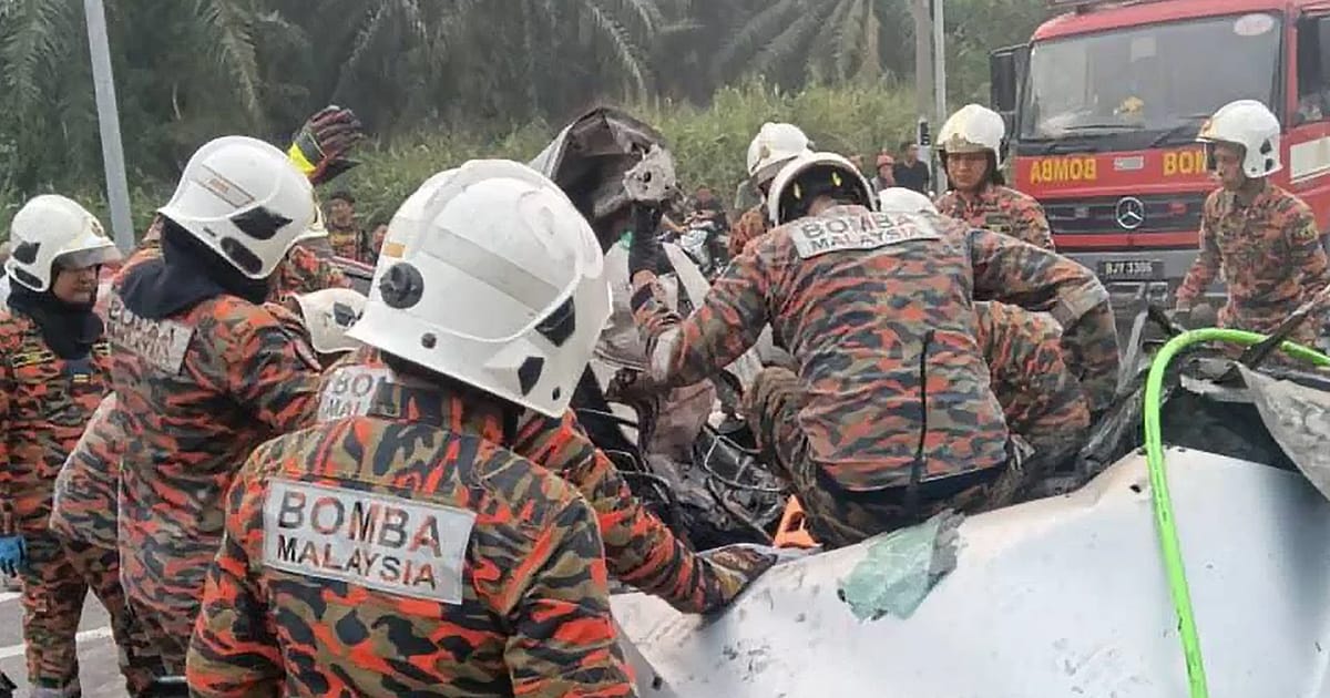 Dua wanita terbaksi dalam kereta selepas perlanggaran dengan lori di Yong Peng