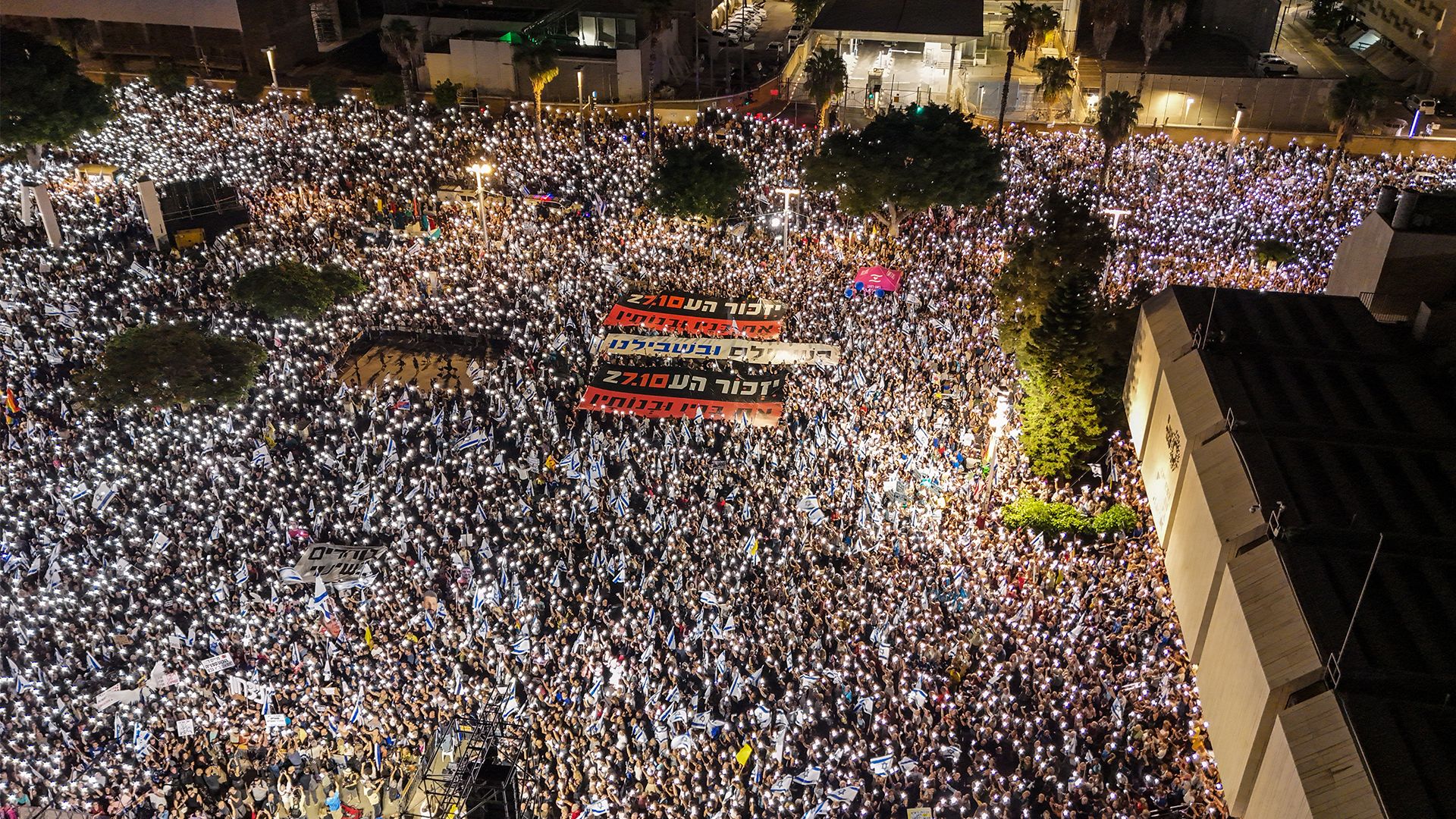 Large Israeli crowds protest Netanyahu ahead of key election