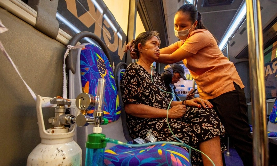 Indonesian City Deploys Oxygen Buses Amid Record Wildfire Smoke Crisis