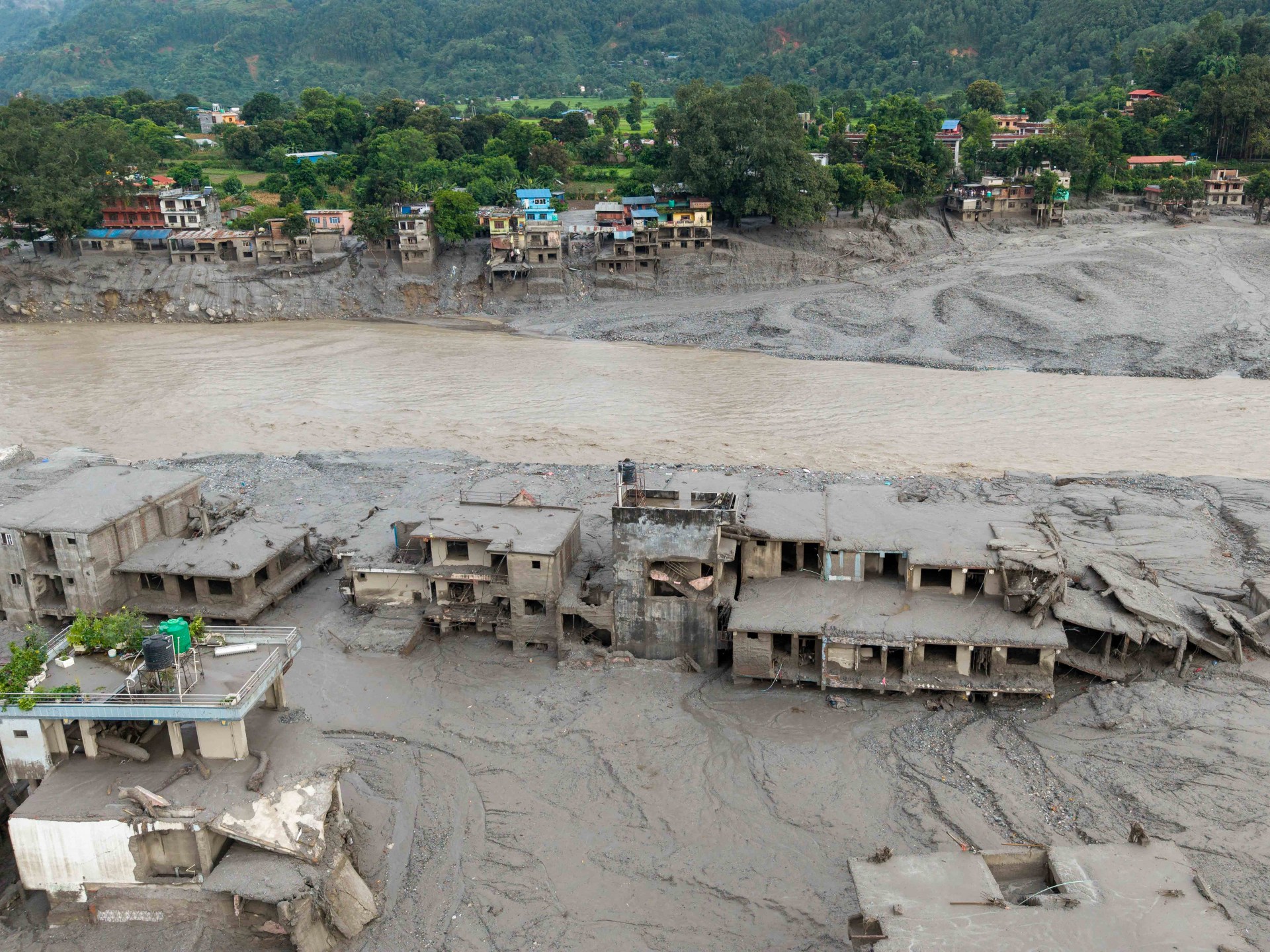 Death toll climbs past 160 as Nepal-Tibet flood rescue operations intensify