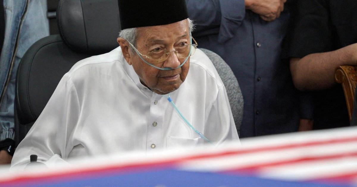 Mahathir hints at political comeback despite health challenges