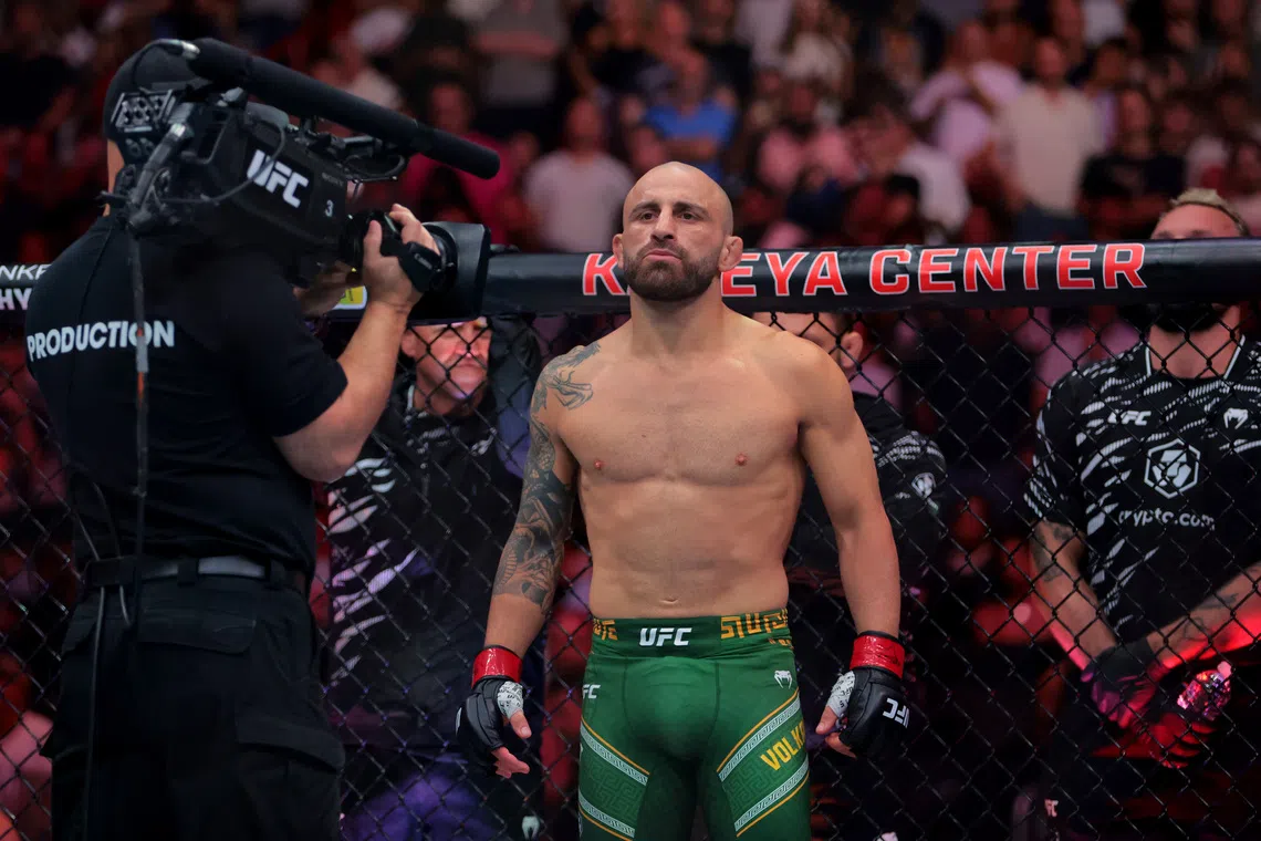 Volkanovski retains UFC title with dominant second-round win over Evloev