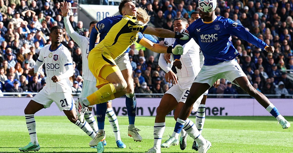 Chelsea's Martinez hospitalized after concussion in Everton clash