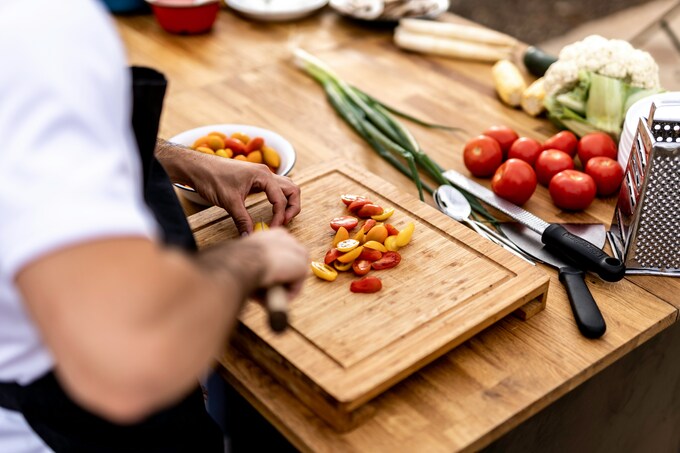 Chinese film graduate turns to private cooking business after family bankruptcy