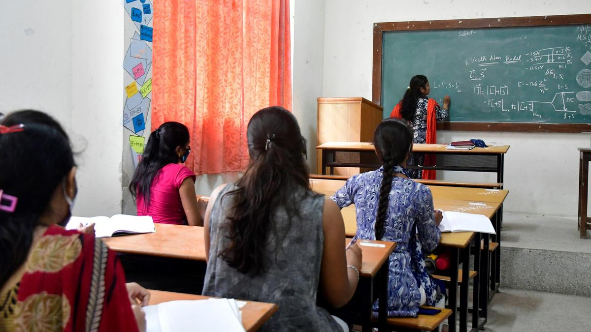 महारानी क्लस्टर विश्वविद्यालय में मानदेय विवाद: सौ अतिथि व्याख्याताओं का एक सप्ताह का प्रदर्शन
