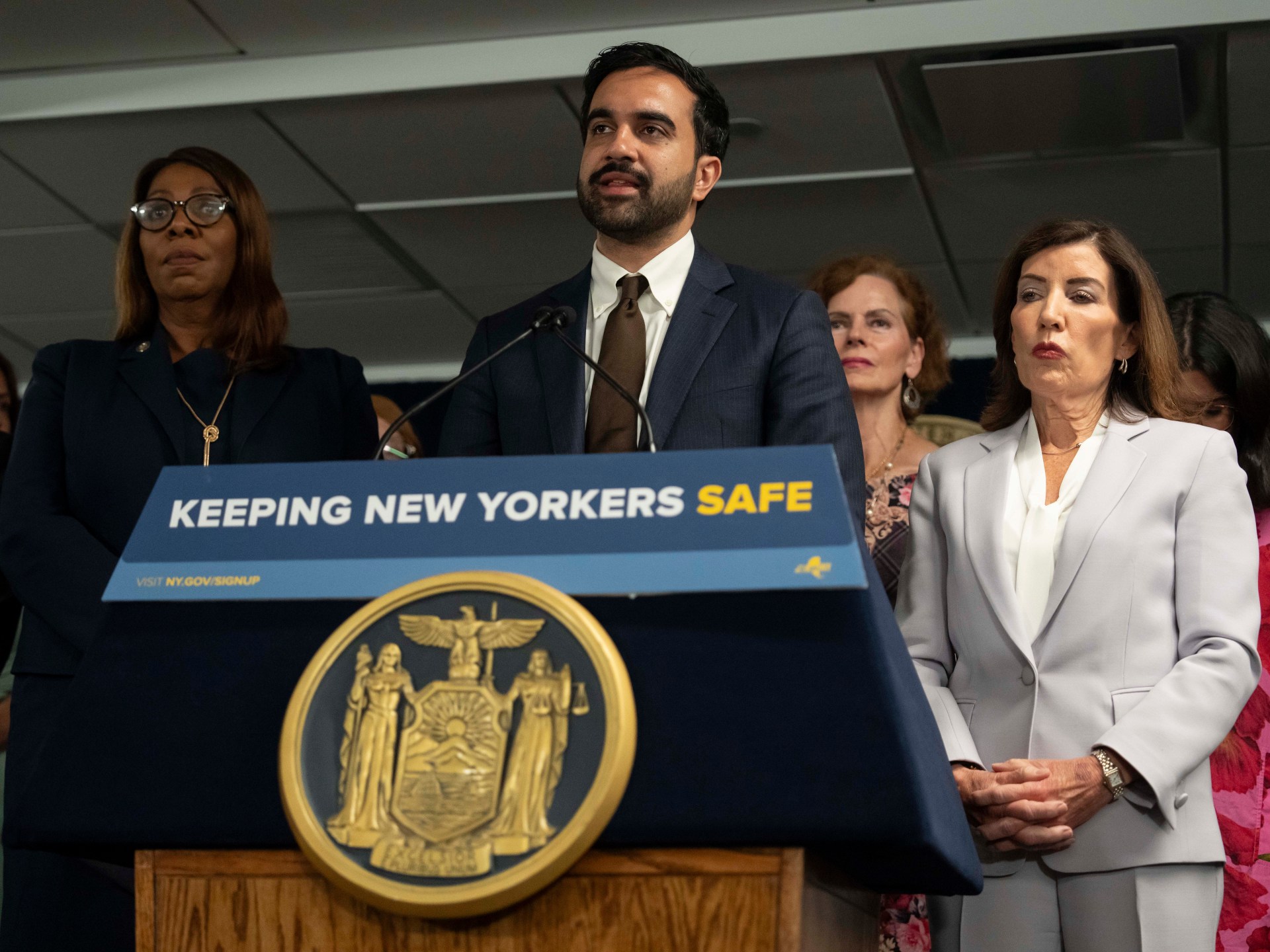 New York Mayor Challenges Teaching Aide Bonus Law in Court
