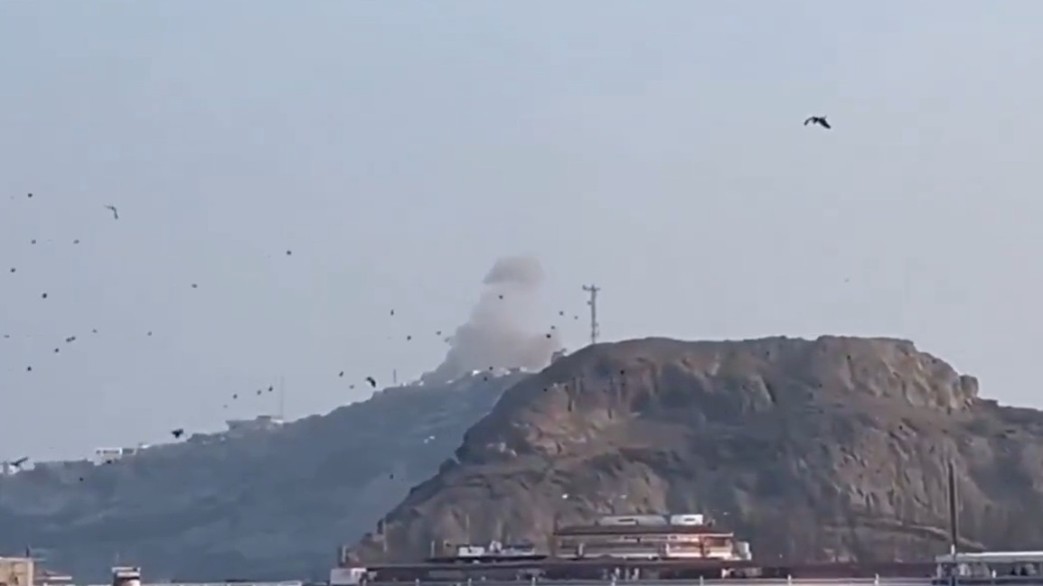 Houthi missile attack on Yemen palace kills four; Saudi-backed govt targeted