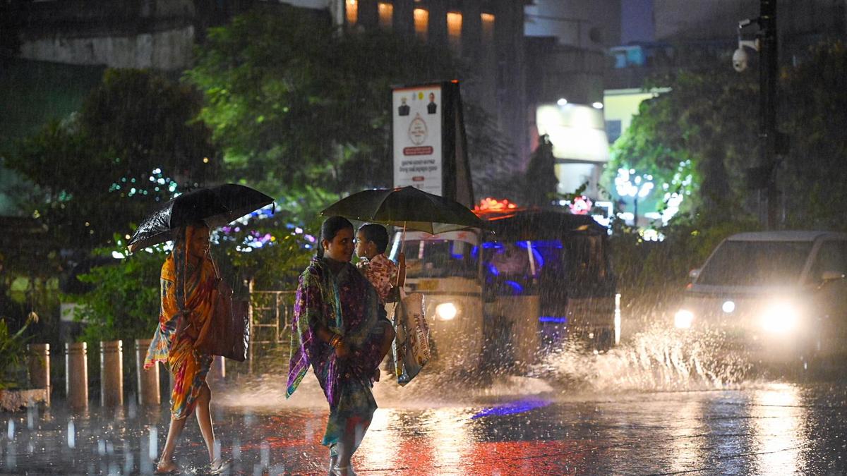 ओडिशा में भारी बारिश, मौसम विभाग ने जारी किया अलर्ट, स्कूल बंद