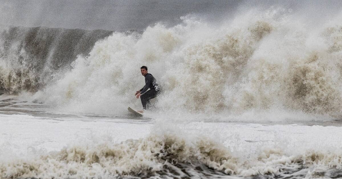 Slow-moving nor'easter batters US Northeast with severe winds and flooding