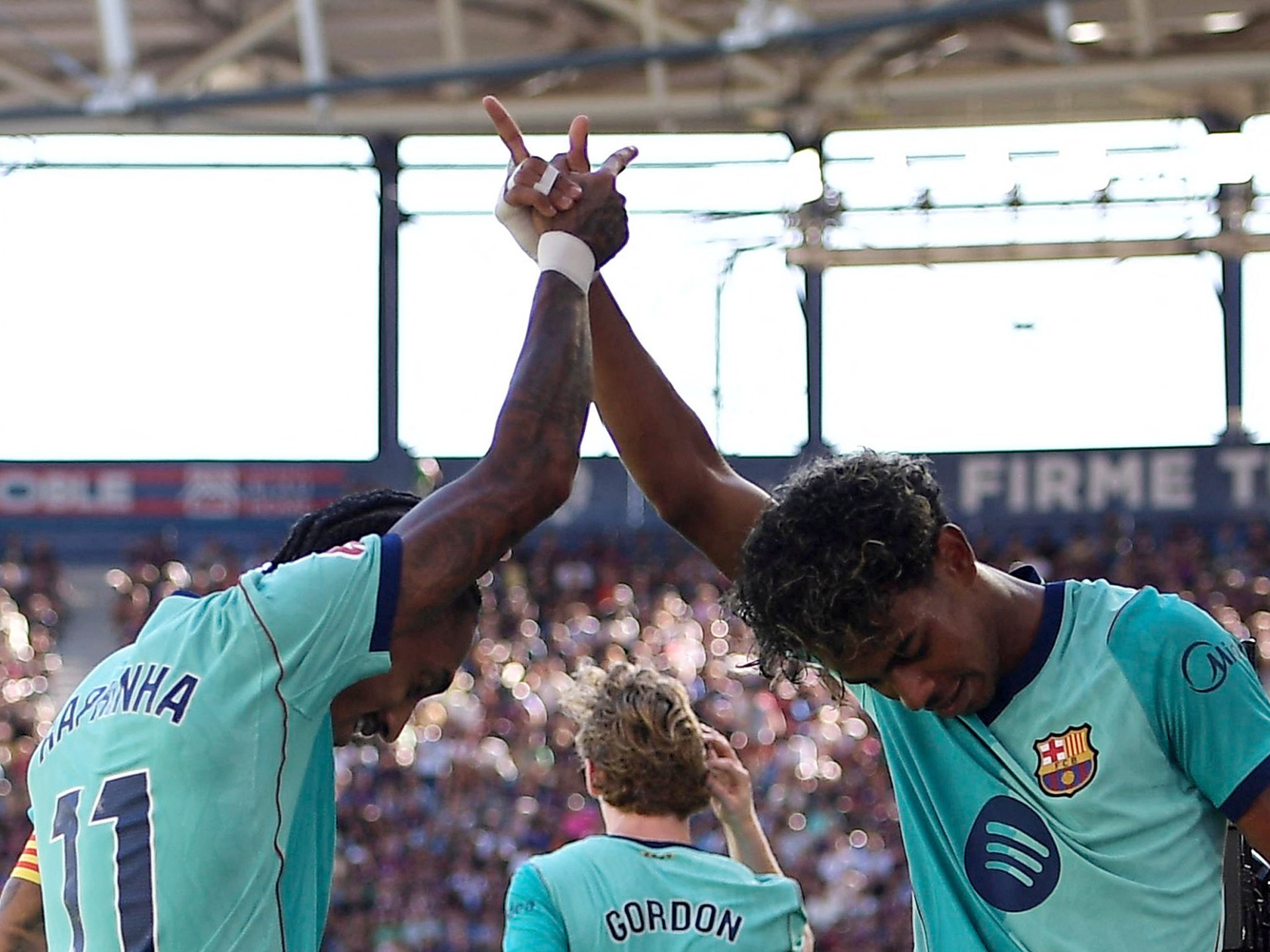 Barcelona maintains perfect start with victory over Levante