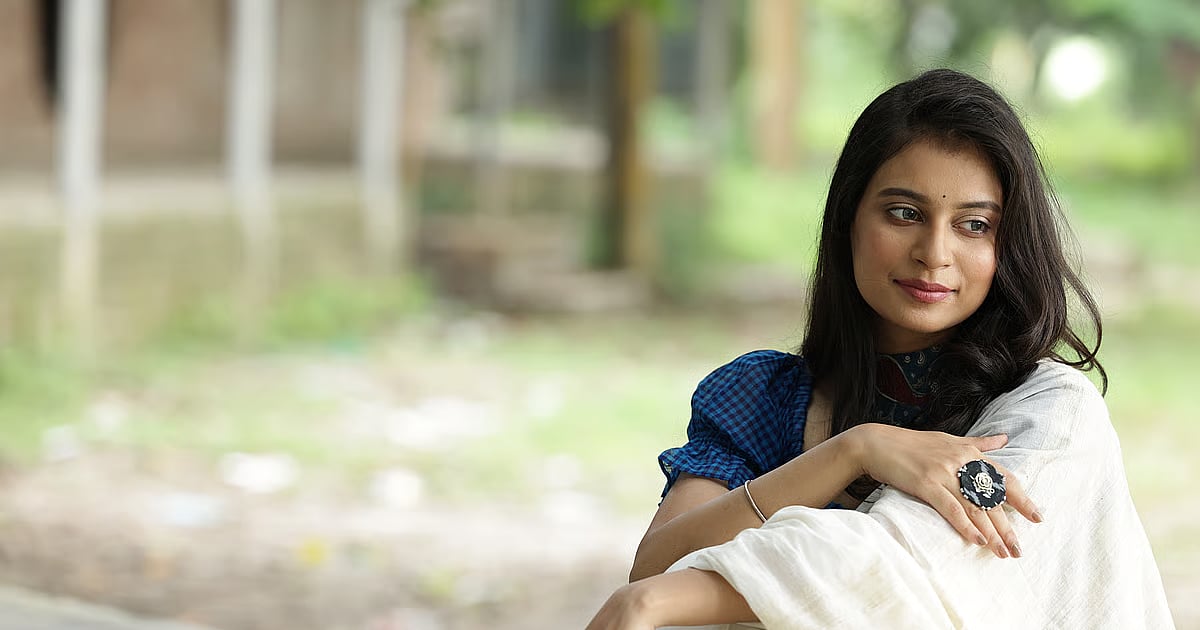 কোক স্টুডিওর তারকা সুনিধি নায়ক হস্তশিল্প শাড়িতে দৃষ্টি আকর্ষণ করছেন