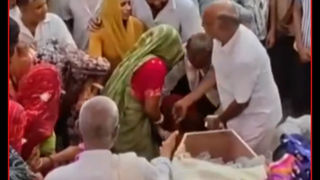 मुंबई में नौसेना कर्मी और उनके परिवार के चारों सदस्यों की मृत्यु