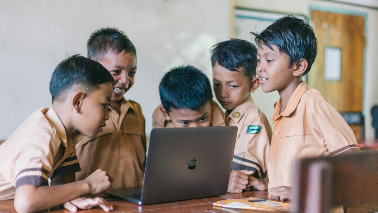 उत्तर प्रदेश में शिक्षा को डिजिटल करने की नई पहल, जेन अल्फा को रील्स से मिलेगी शिक्षा