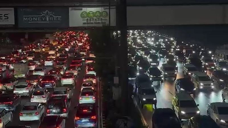 Heavy traffic snarls Noida Expressway following afternoon downpour