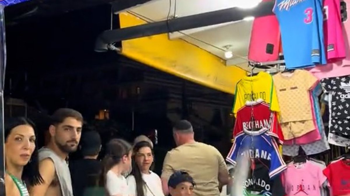 Thai shopkeeper waves Palestinian flag at Israeli tourists in Phuket
