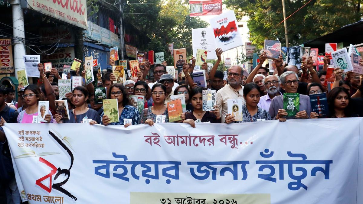 Kolkata residents march to defend bookstalls amid festival tensions