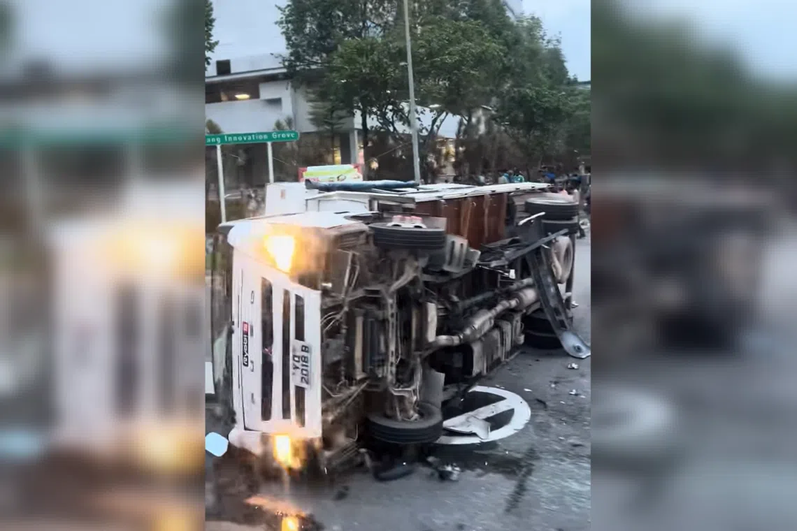 Lorry overturns in Boon Lay, 18 hospitalised
