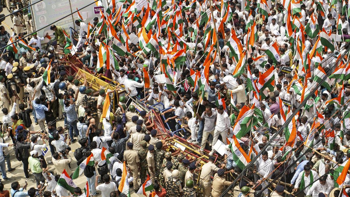 RJD leaders including Tejashwi Yadav detained during Patna protest march