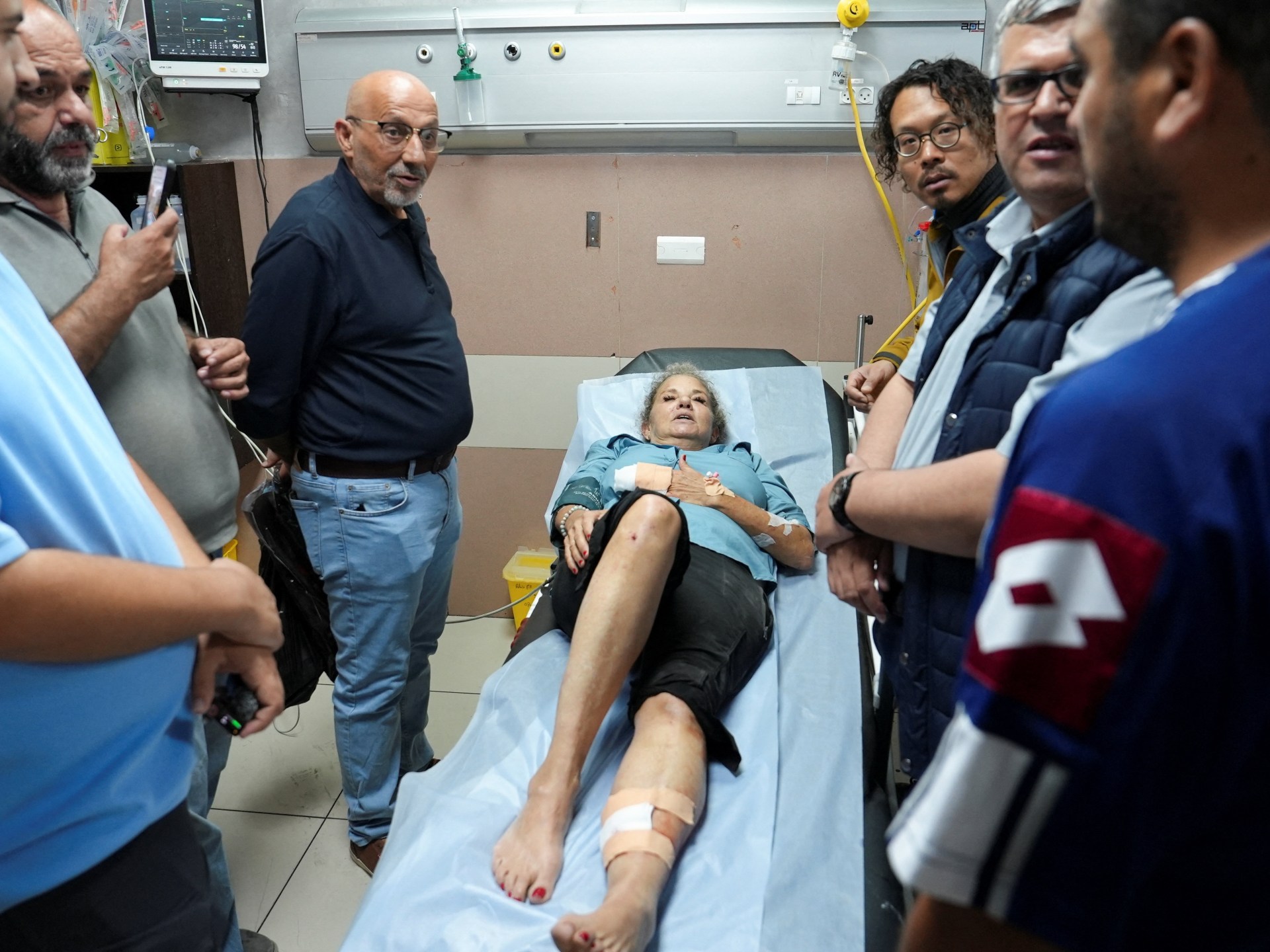 Israeli settlers attack Palestinians, US journalist in West Bank violence
